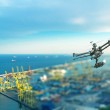Un drone inspecte un site industriel.